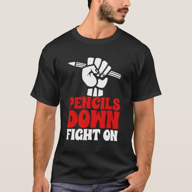 Camiseta Pencil Down Fight On Hand Writers Strioks Books Sc (Anverso)