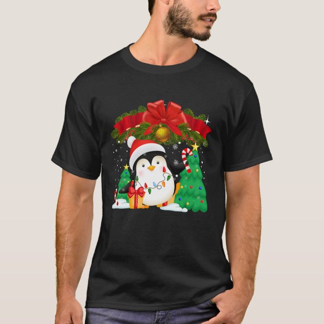 Camiseta Penguin Christmas Ornament Tree Lights Cute Pengui (Anverso)