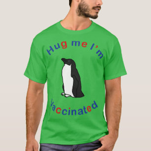 Camiseta Penguin dice Hug Me Im Vacunado