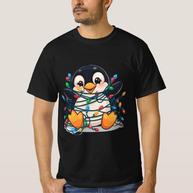 Camiseta Penguin in Christmas Lights – Holiday Fun Design (Anverso)