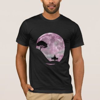 Camiseta Pensamientos de noche solitaria bajo la luna rosa