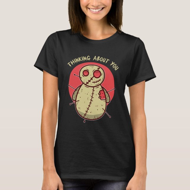 Camiseta Pensando en ti, muñeca vudú ritual de Karma (Anverso)