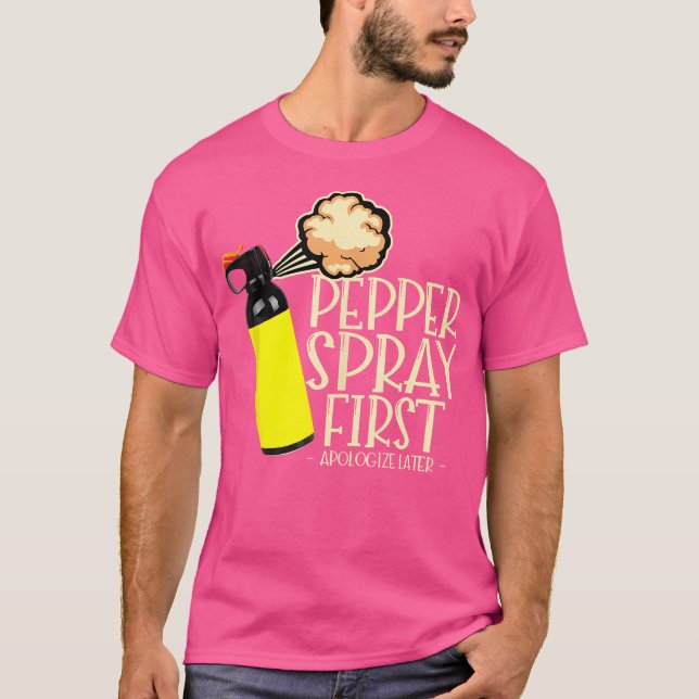 Camiseta Pepper Spray First Apologize Later Funny True Crim (Anverso)