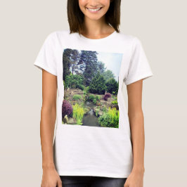 Camiseta Pequeña cascada en el jardín