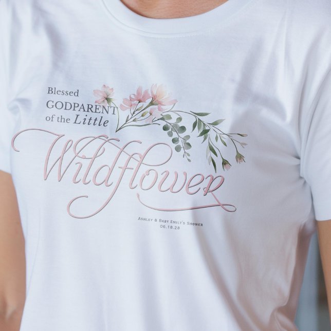 Camiseta Pequeña flor silvestre bebé niña ducha (Godmother, little wildflower, baby shower family t-shirt.)