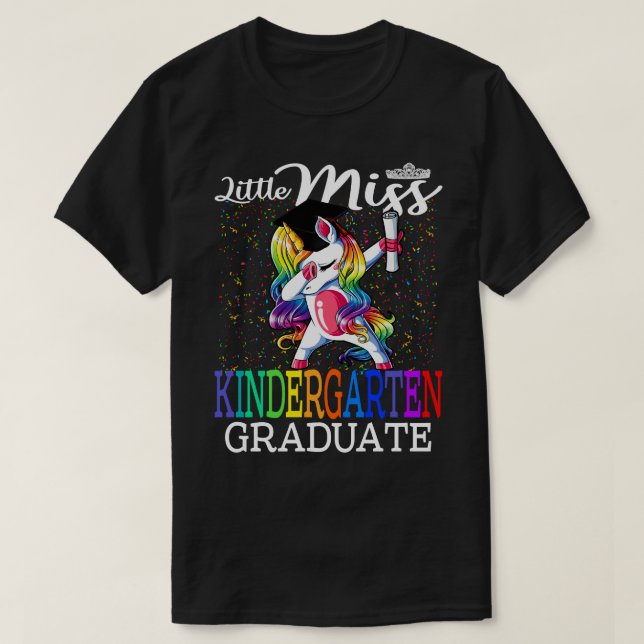 Camiseta Pequeña graduada de Miss Kindergarten Unicorn (Diseño del anverso)