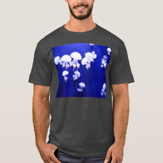 Camiseta Pequeña medusa flotando en el agua