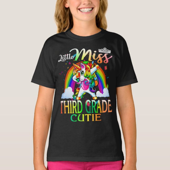Camiseta Pequeña Miss Tercer Grado, corbata, arcoiris de Un (Anverso)