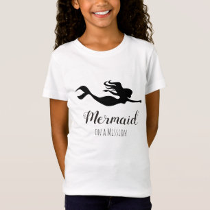 Camiseta Pequeña sirena gráfica en blanco y negro en una mi