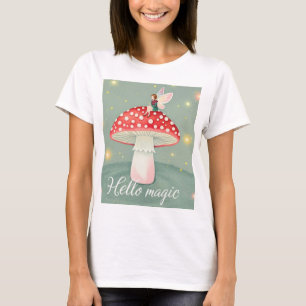Camiseta Pequeño hada encaramada sobre hongos y resplandeci