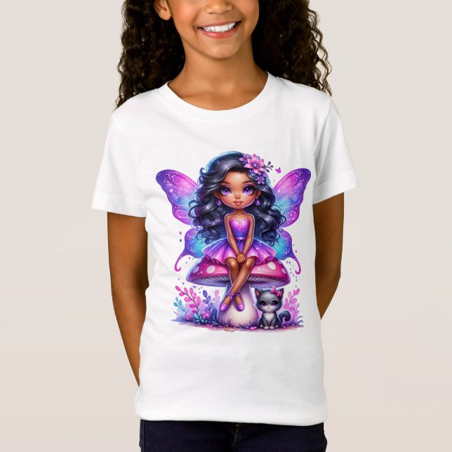 Camiseta Pequeño hada morada sentada en un hongo (Anverso)