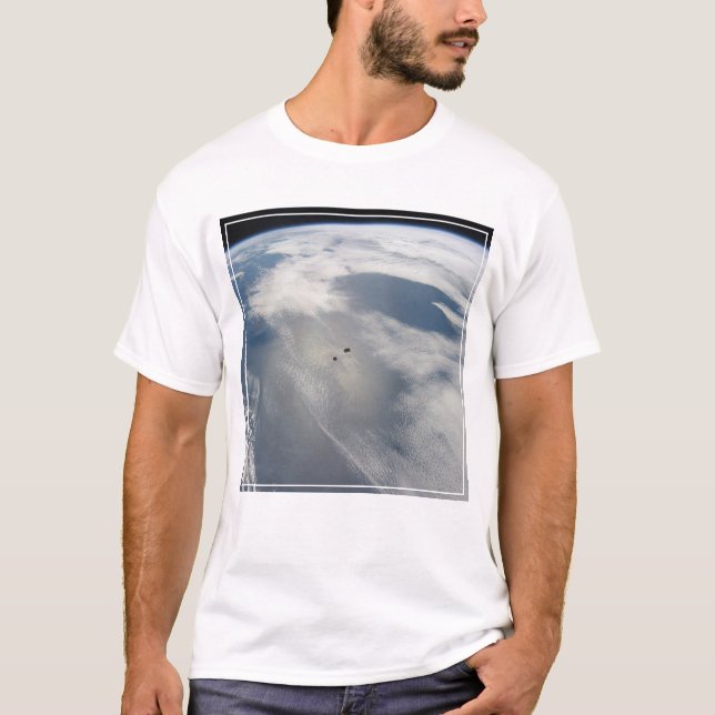 Camiseta Pequeños Satélites Orbitan Sobre Una Parte De La T (Anverso)