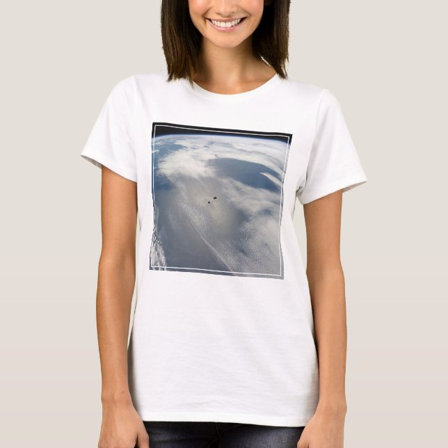 Camiseta Pequeños Satélites Orbitan Sobre Una Parte De La T (Anverso)