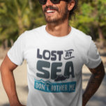 Camiseta Perdido en el mar, no me molestes en el viaje en c<br><div class="desc">Este diseño fue creado a través del arte digital. Puede cambiar el estilo de esta camisa eligiendo Más > bajo la opción de estilo. Puede personalizarse haciendo clic en el botón personalizar y cambiando el color, agregando un nombre, iniciales o sus palabras favoritas. Contáctame en colorflowcreations@gmail.com si quieres tener este...</div>
