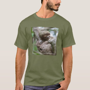 Camiseta Perezoso bebé con madre colgando de un árbol