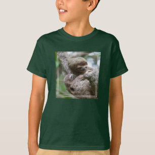 Camiseta Perezoso bebé con madre colgando de un árbol