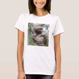 Camiseta Perezoso bebé con madre colgando de un árbol