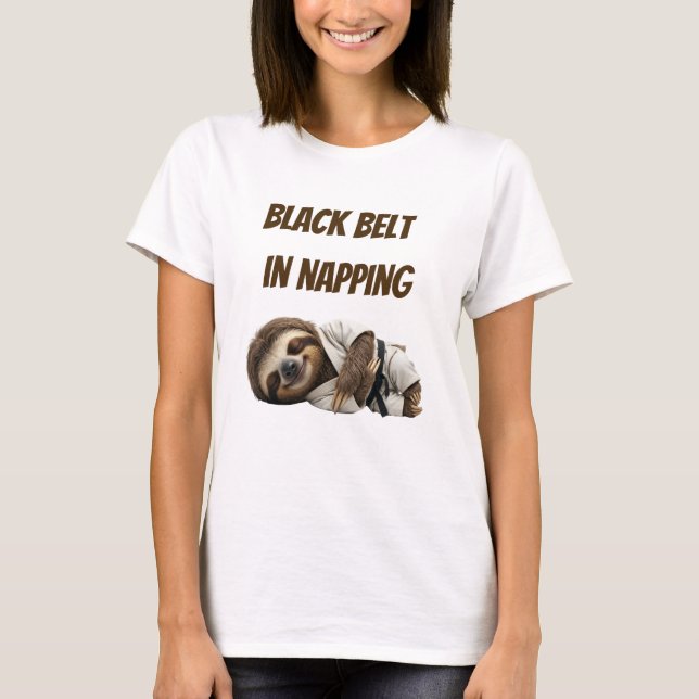 Camiseta Perezoso Cinturón Negro En Dormir (Anverso)