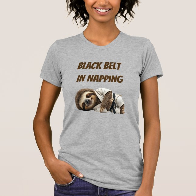 Camiseta Perezoso Cinturón Negro En Dormir (Anverso)
