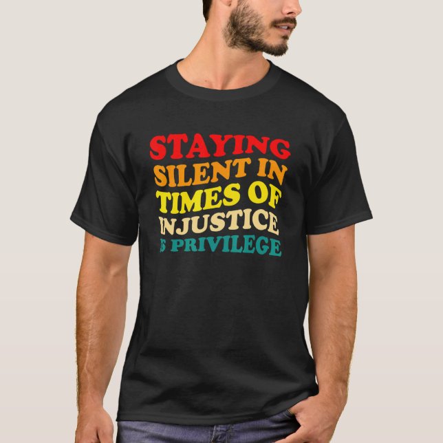 Camiseta Permanecer en silencio en tiempos de injusticia es (Anverso)