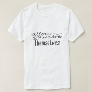 Camiseta Permita que Otros Sean Ellos Mismos Inspirador