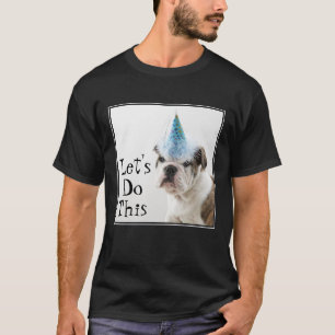 Camiseta Perrito británico del bulldog que lleva un gorra