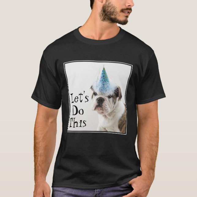 Camiseta Perrito británico del bulldog que lleva un gorra (Anverso)
