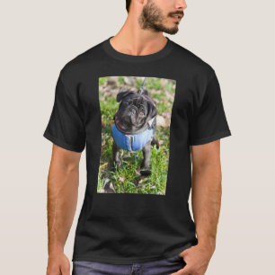 Camiseta Perrito negro del barro amasado que lleva una