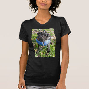 Camiseta Perrito negro del barro amasado que lleva una