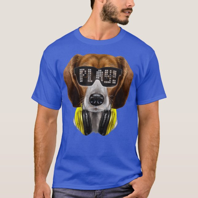 Camiseta Perro Beagle como DJ en vidrio solar y audífono (Anverso)