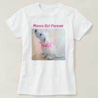 Perro blanco lindo vestido con bufanda rosada Día 