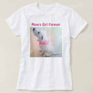 Camiseta Perro blanco lindo vestido con bufanda rosada Día 