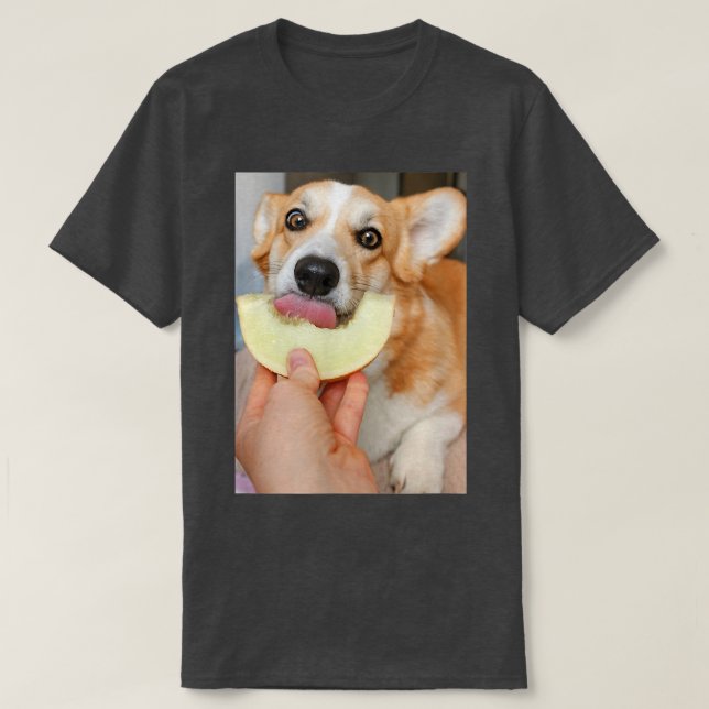 Camiseta Perro cachorro de Corgi dulce comiendo un melón (Diseño del anverso)