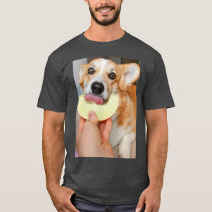 Camiseta Perro cachorro de Corgi dulce comiendo un melón