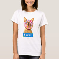 Perro chihuahua gracioso con donut rociado en la n