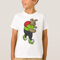 Perro como patinador con patines en línea y mochil