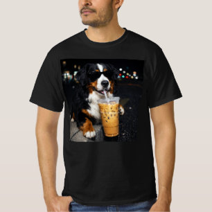 Camiseta Perro de montaña bernés bebiendo café con hielo