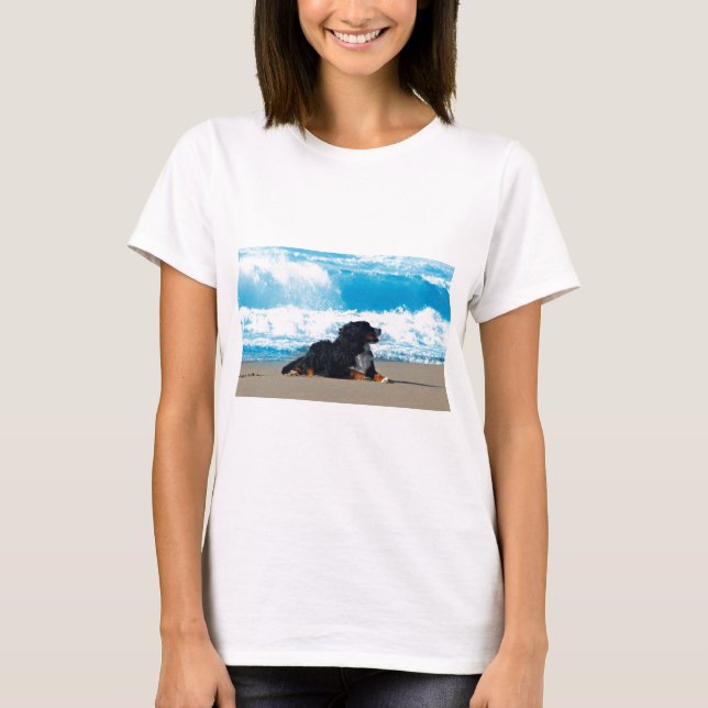 Camiseta Perro de montaña de Bernese en la playa (Anverso)