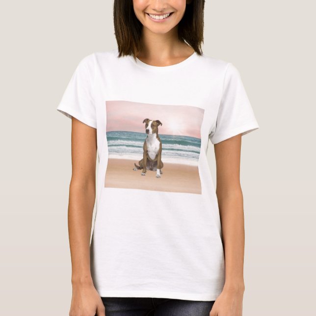 Camiseta Perro de Pitbull lindo sentado en la playa con pue (Anverso)
