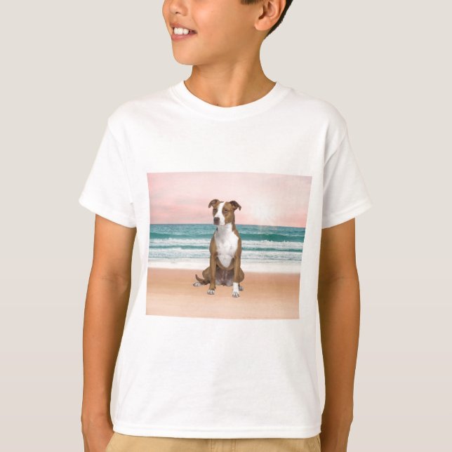 Camiseta Perro de Pitbull lindo sentado en la playa con pue (Anverso)