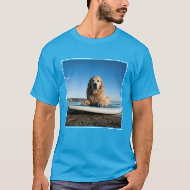 Camiseta Perro del golden retriever que pone en un tablero (Anverso)