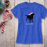 Camiseta Perro del Laboratorio Negro vistiendo Gorra de Nav<br><div class="desc">Este adorable laboratorio negro está decorado para Navidades en su Gorra de Santa Claus rojo y blanco. Este diseño seguramente pondrá una sonrisa en la cara de un amante de los perros y por supuesto a los que aman el Black Lab. Personaliza el texto de tu personalizado: agrega el nombre...</div>