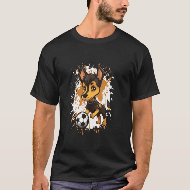 Camiseta Perro Doberman de moda jugando fútbol cómic Te (Anverso)