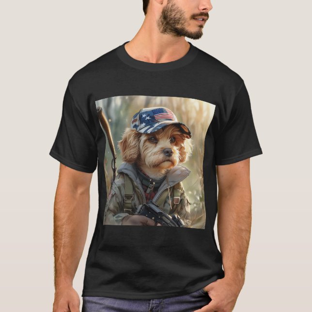 Camiseta Perro Guay MAGA con arma y cachorro de camuflaje (Anverso)