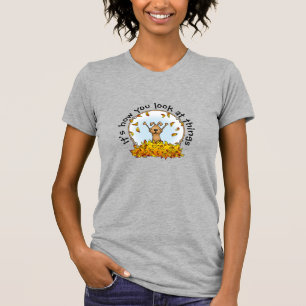 Camiseta Perro jugando en un mosaico de hojas caídas - otoñ
