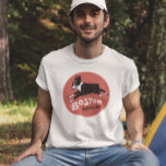 Camiseta Perro Mascota lindo estilo vintage de Guay Boston<br><div class="desc">El personalizado blanco y negro Boston Terrier corre dentro del círculo rojo con una textura vintage desgastada. Una camiseta fresca para los amantes del Boston Terrier. Esta camisa divertida está disponible en más estilos incluyendo camisetas de manga larga y capuchas para hombres, mujeres y niños. Echa un vistazo a Doodle...</div>