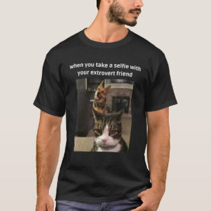 Camiseta Perro Meme Y Gato Un Selfie Con Tu Amigo Extrovert