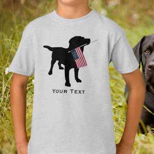 Camiseta Perro negro lindo del laboratorio que sostiene la