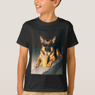 Camiseta Perro pastor alemán bebiendo café helado arte de p