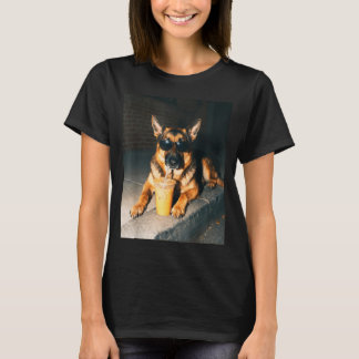 Camiseta Perro pastor alemán bebiendo café helado arte de p